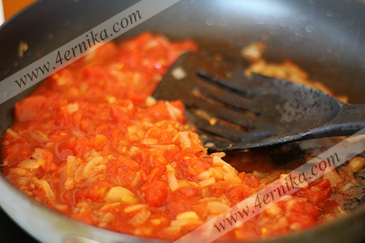 Лумакони с мясом в томатном соусе